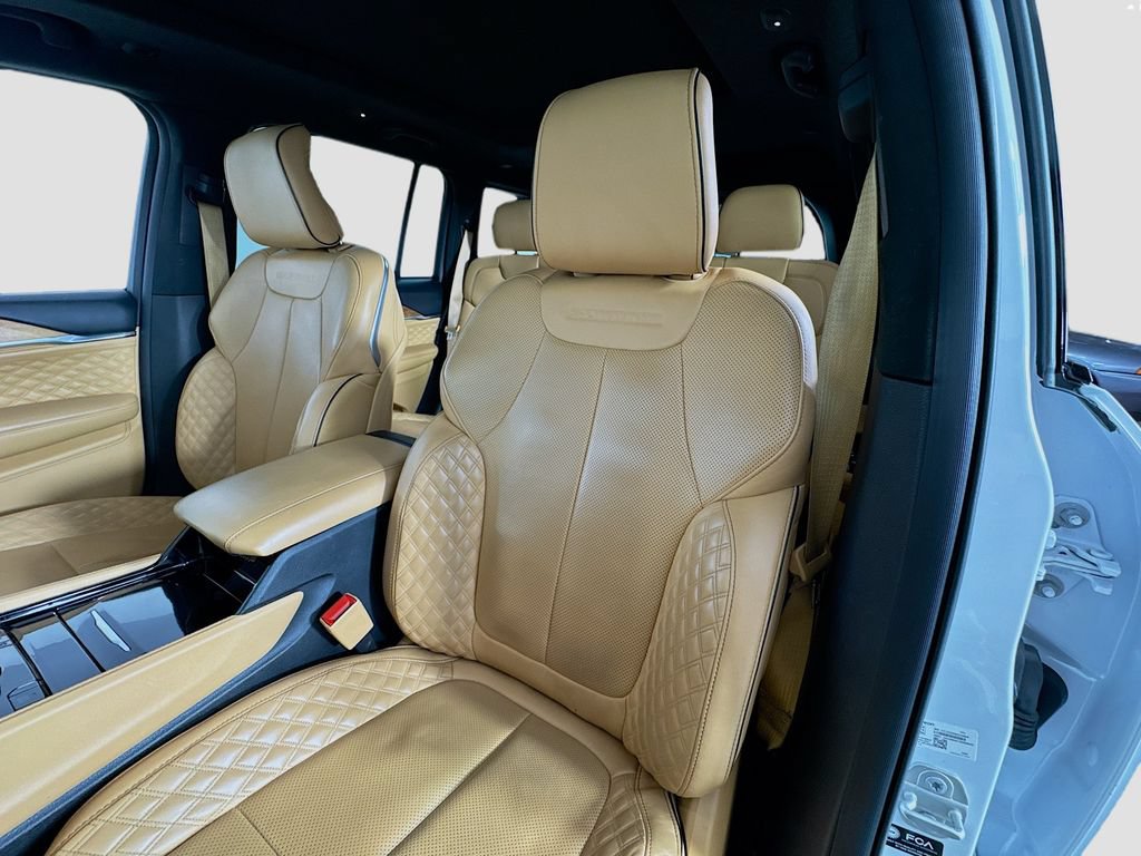 Used 2023 Jeep Grand Cherokee Summit AWD/4WD image 20
