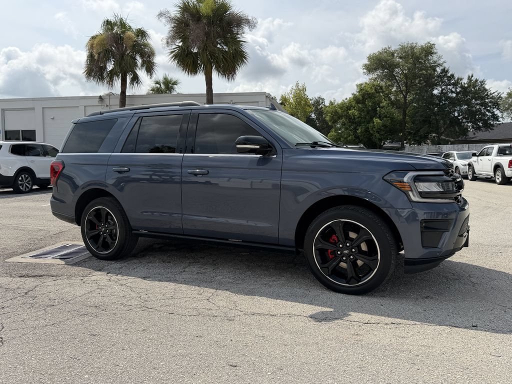 Used 2022 Ford Expedition Limited AWD/4WD image 2