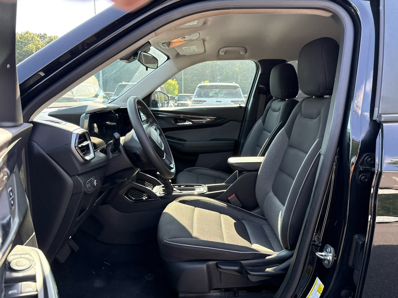 Used 2024 Chevrolet TrailBlazer LT w/ Driver Confidence Package FWD image 12