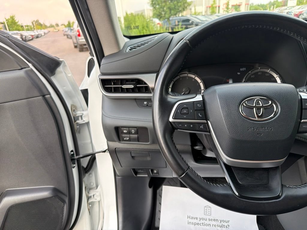 Used 2024 Toyota Highlander LE AWD/4WD image 26