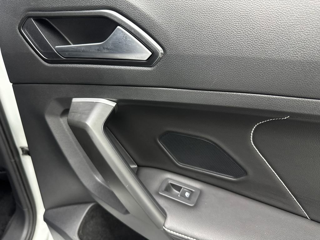 Used 2024 Volkswagen Tiguan SE FWD image 47