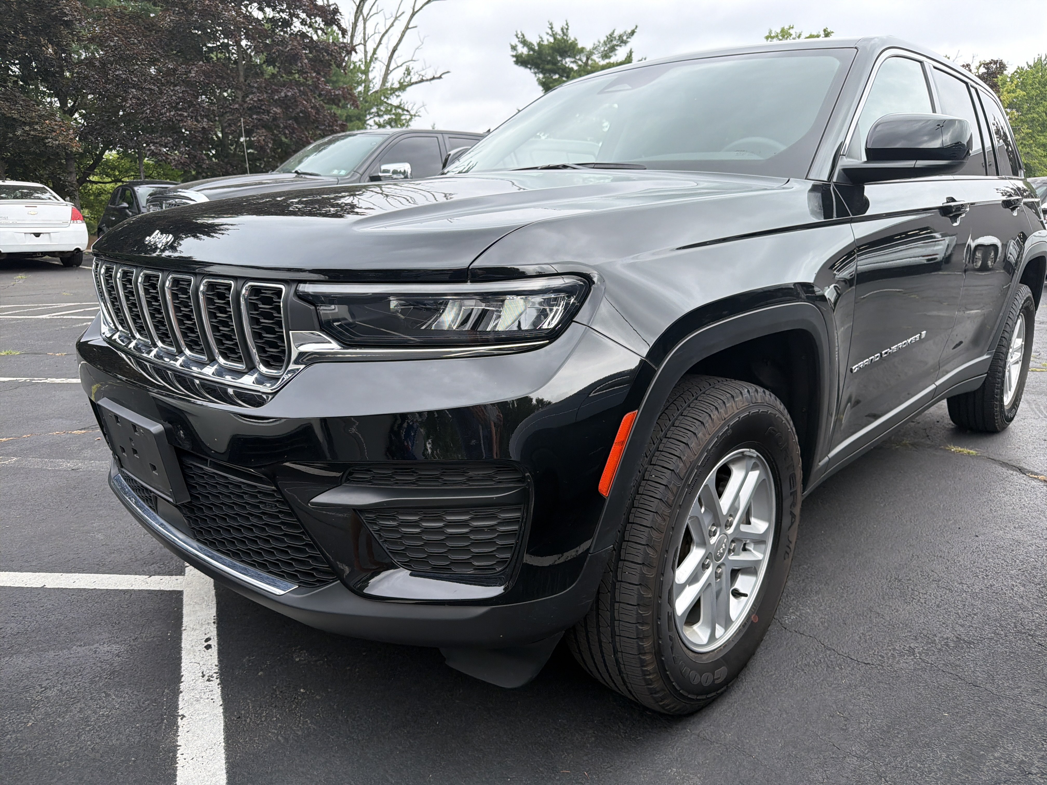 Certified 2023 Jeep Grand Cherokee Laredo w/ Luxury Tech Group I AWD/4WD image 3