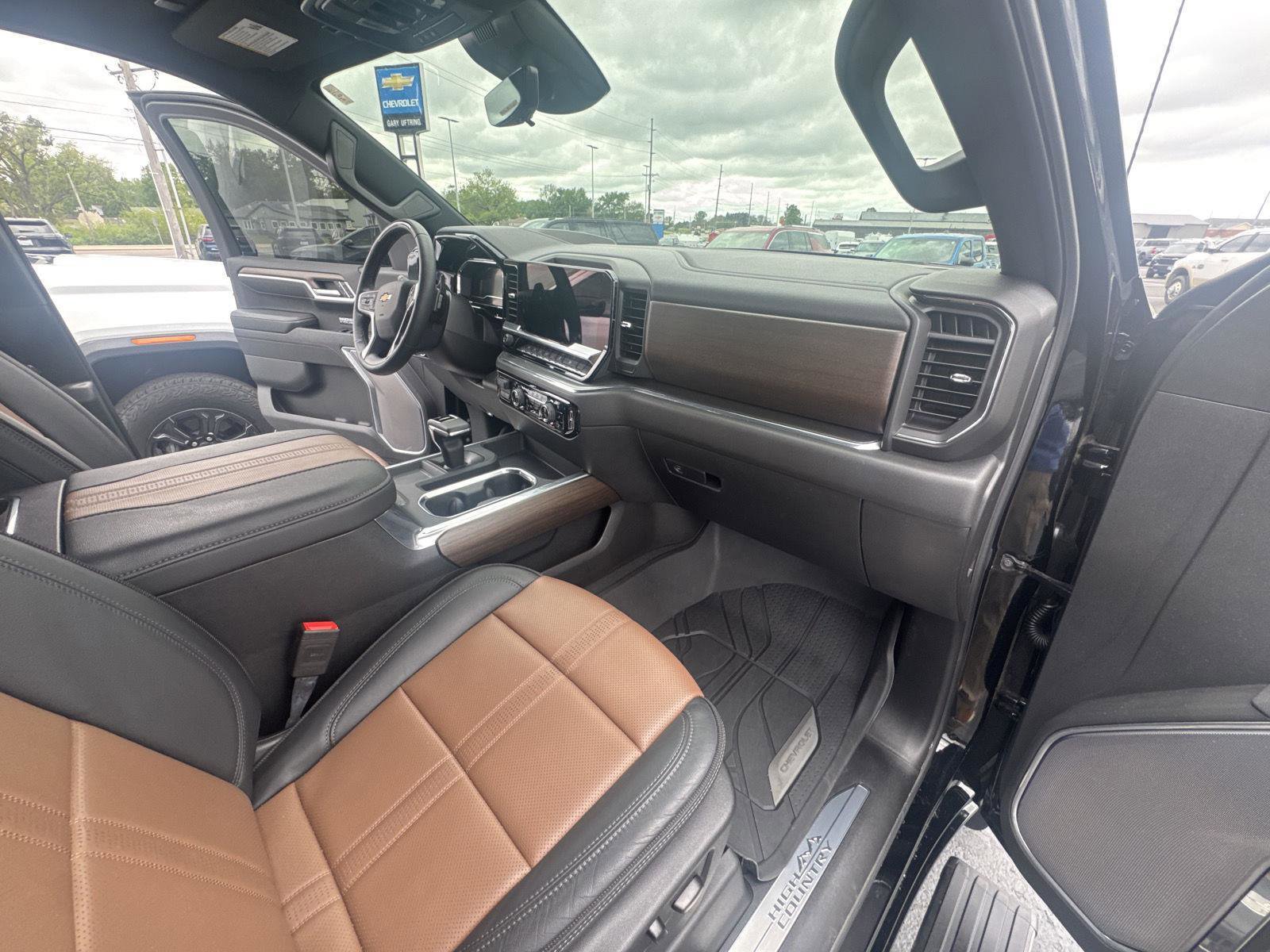 Used 2025 Chevrolet Silverado 1500 High Country AWD/4WD image 14