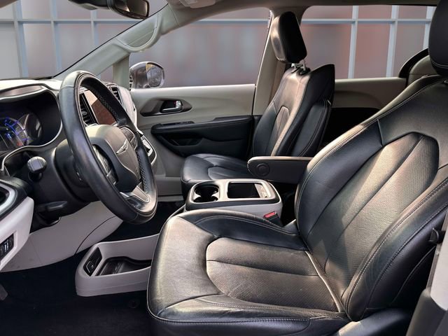 Used 2022 Chrysler Pacifica Touring-L w/ Uconnect Theater Family Group FWD image 16