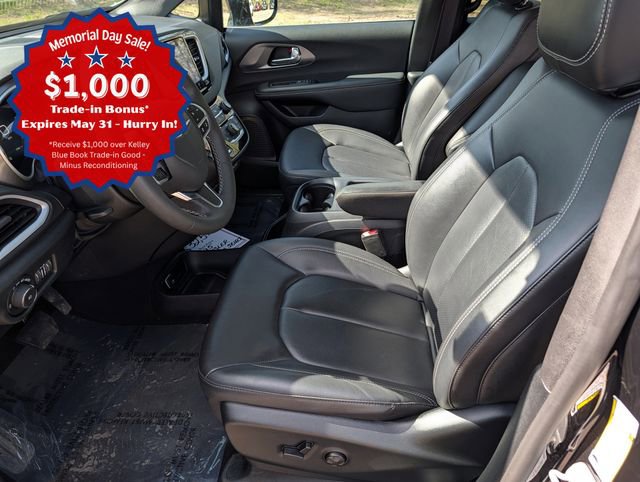 Used 2025 Chrysler Pacifica Select FWD image 10