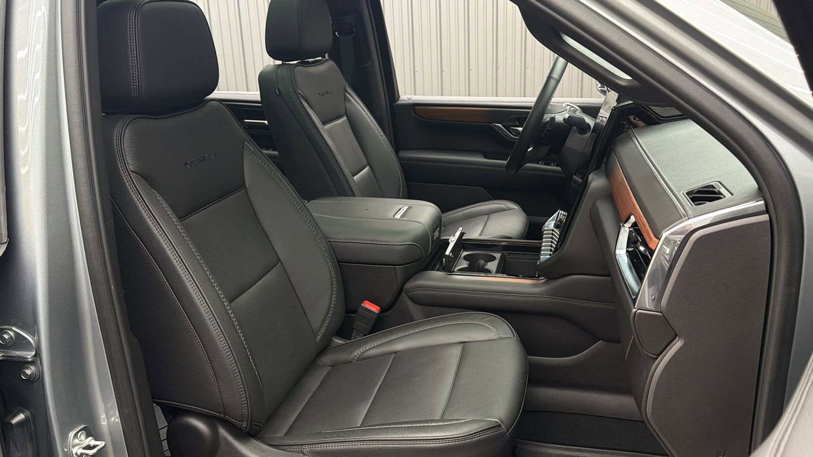 Used 2025 GMC Yukon XL Denali w/ Sun & Power Step Package image 37