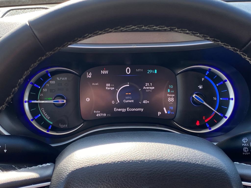 Used 2024 Chrysler Pacifica Select image 25