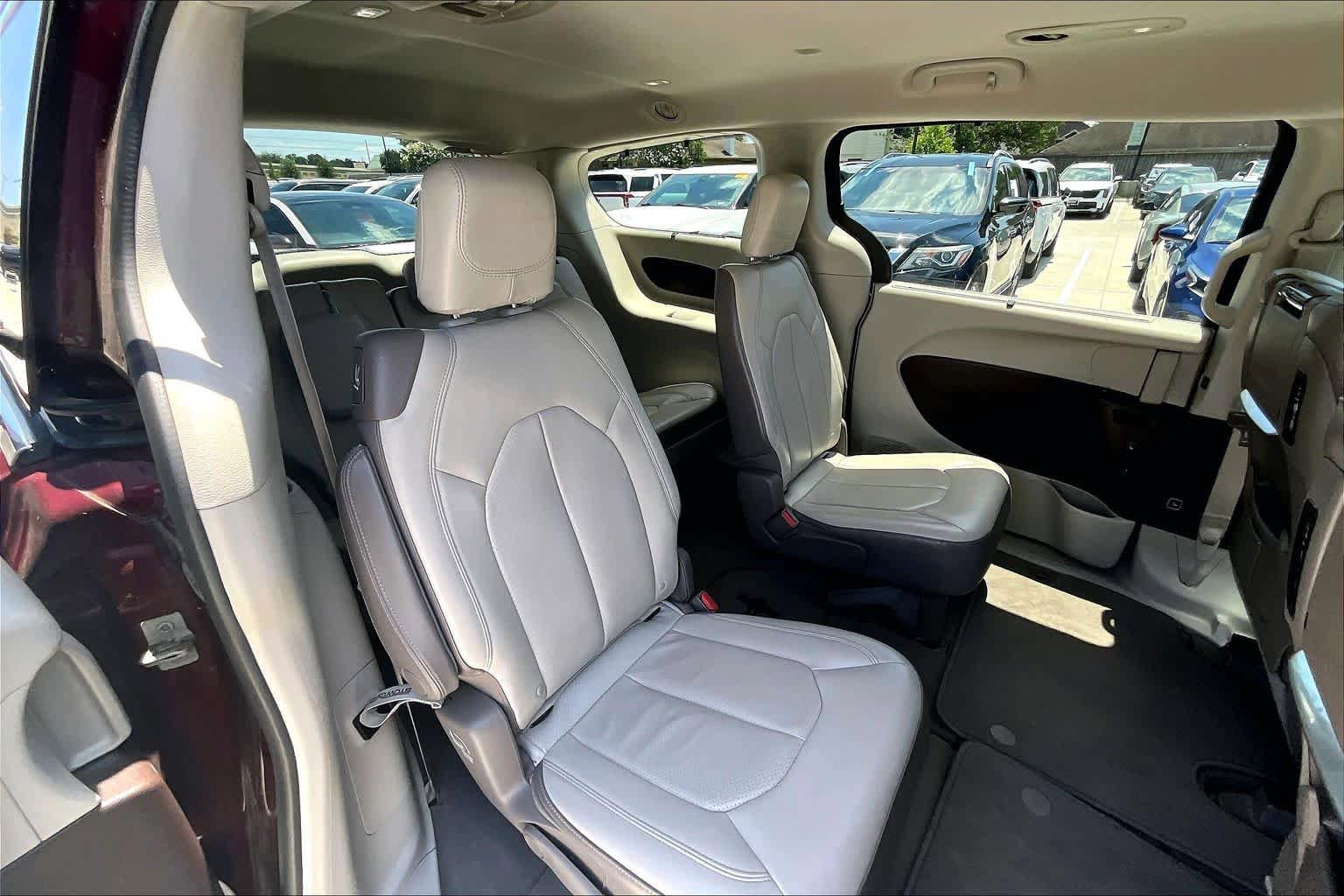 Used 2017 Chrysler Pacifica Touring-L Plus w/ Advanced Safetytec Group FWD image 19