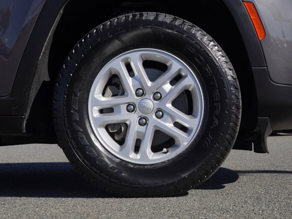 Used 2022 Jeep Grand Cherokee Laredo w/ Luxury Tech Group I image 11