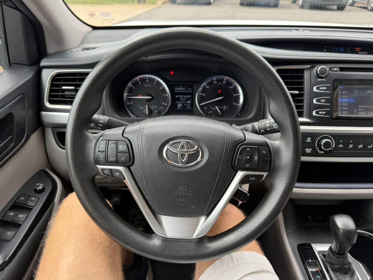 Used 2015 Toyota Highlander LE AWD/4WD image 23