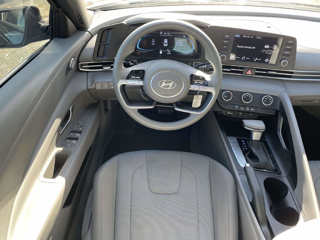 New 2025 Hyundai Elantra SE FWD image 11