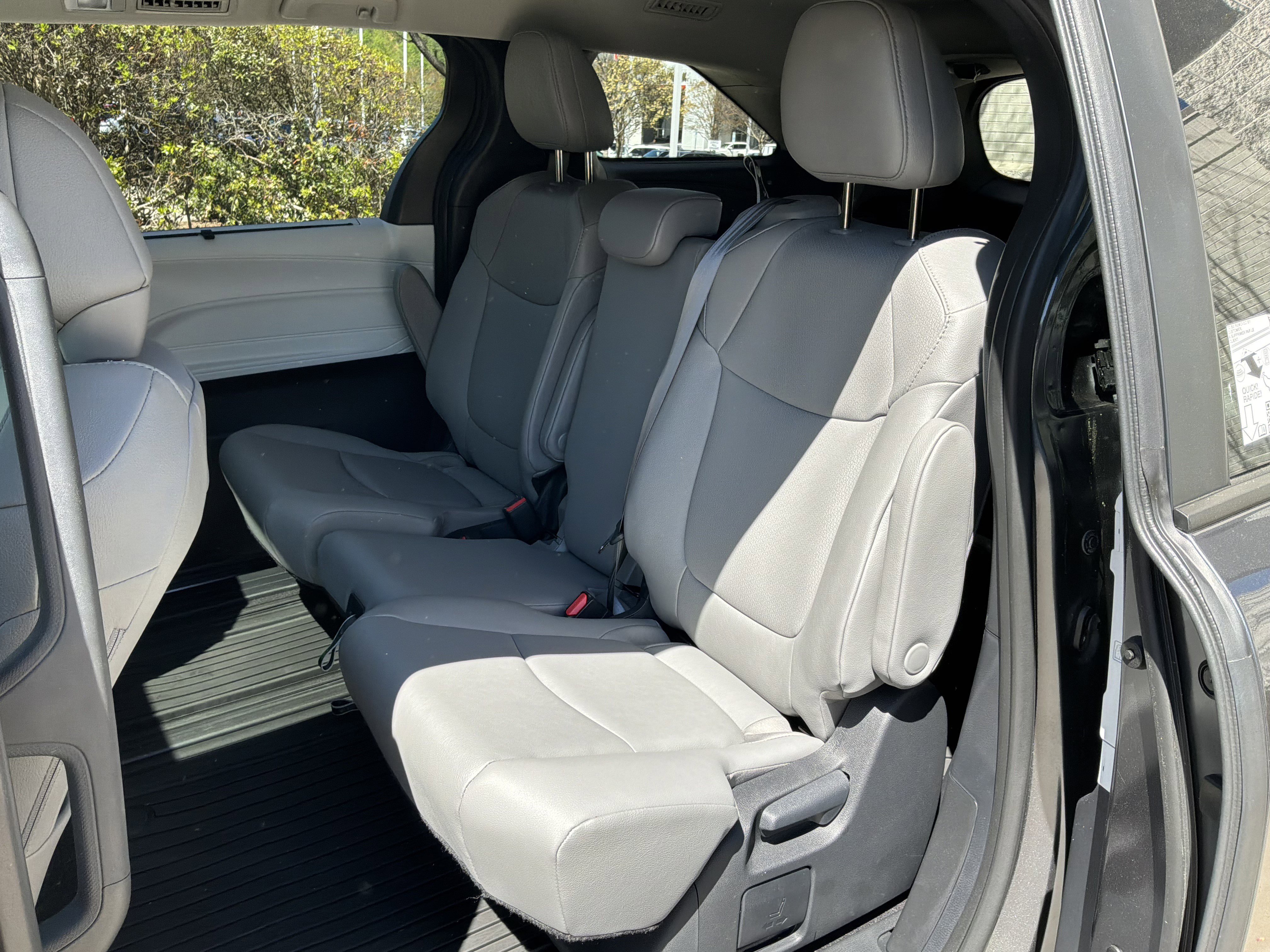 Used 2025 Toyota Sienna XLE image 28