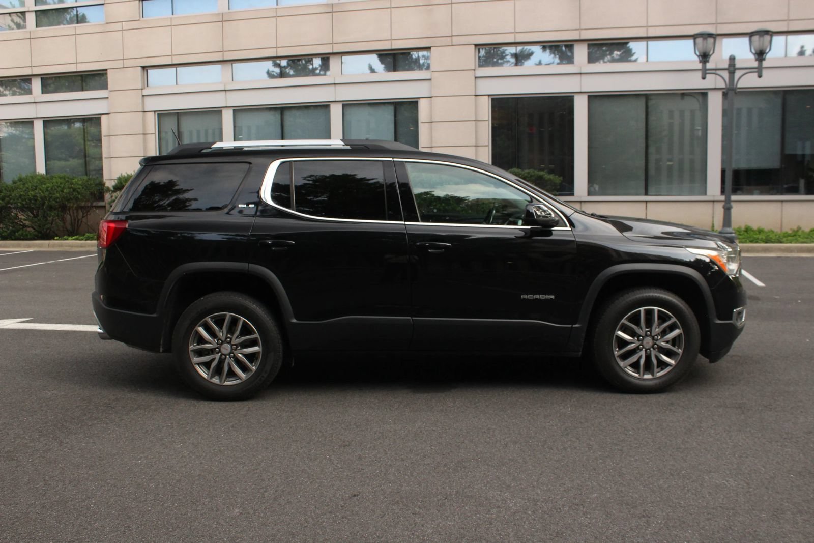 Used 2019 GMC Acadia SLE w/ LPO, Floor Liner Package FWD image 6