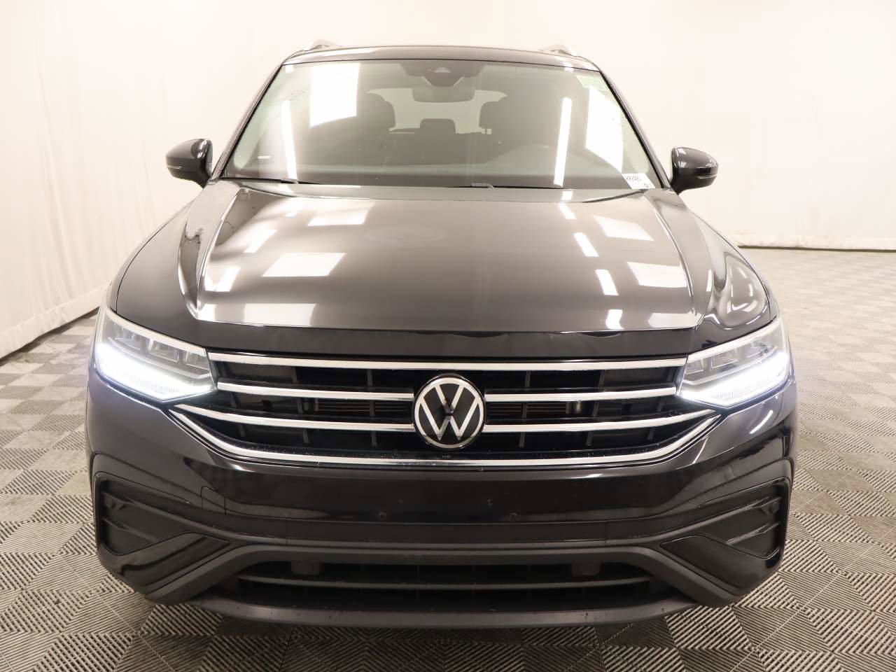 Used 2022 Volkswagen Tiguan SE w/ Panoramic Sunroof Package image 4