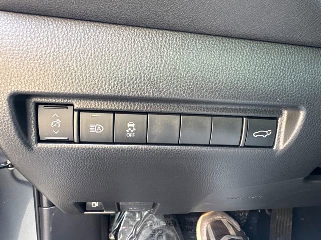 Used 2022 Toyota Venza LE image 28