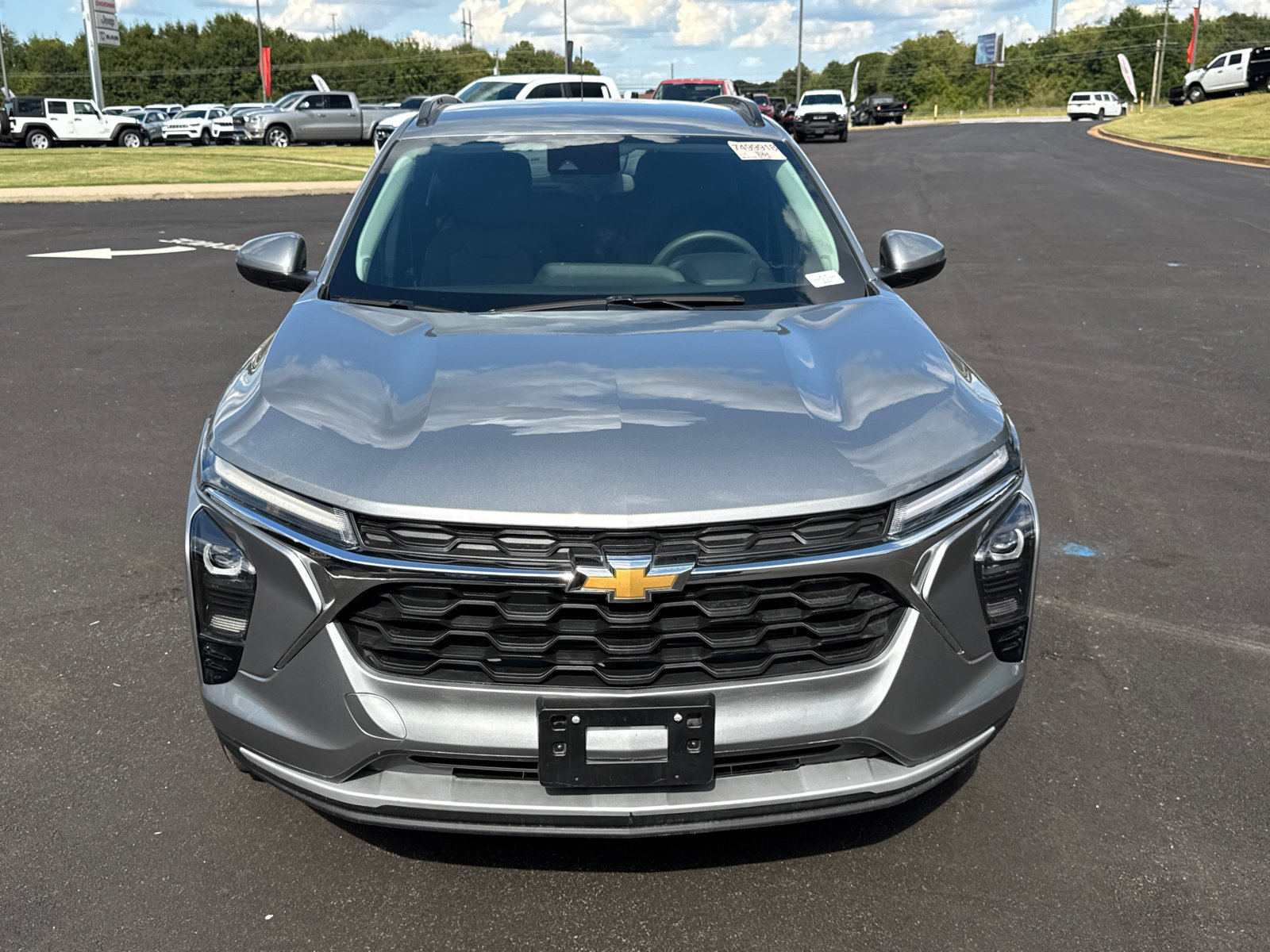 Used 2025 Chevrolet Trax LT FWD image 2