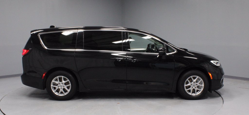 Used 2024 Chrysler Pacifica Touring-L FWD image 11