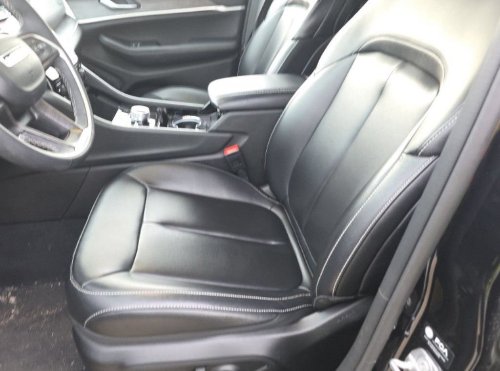 Used 2023 Jeep Grand Cherokee Limited AWD/4WD image 9