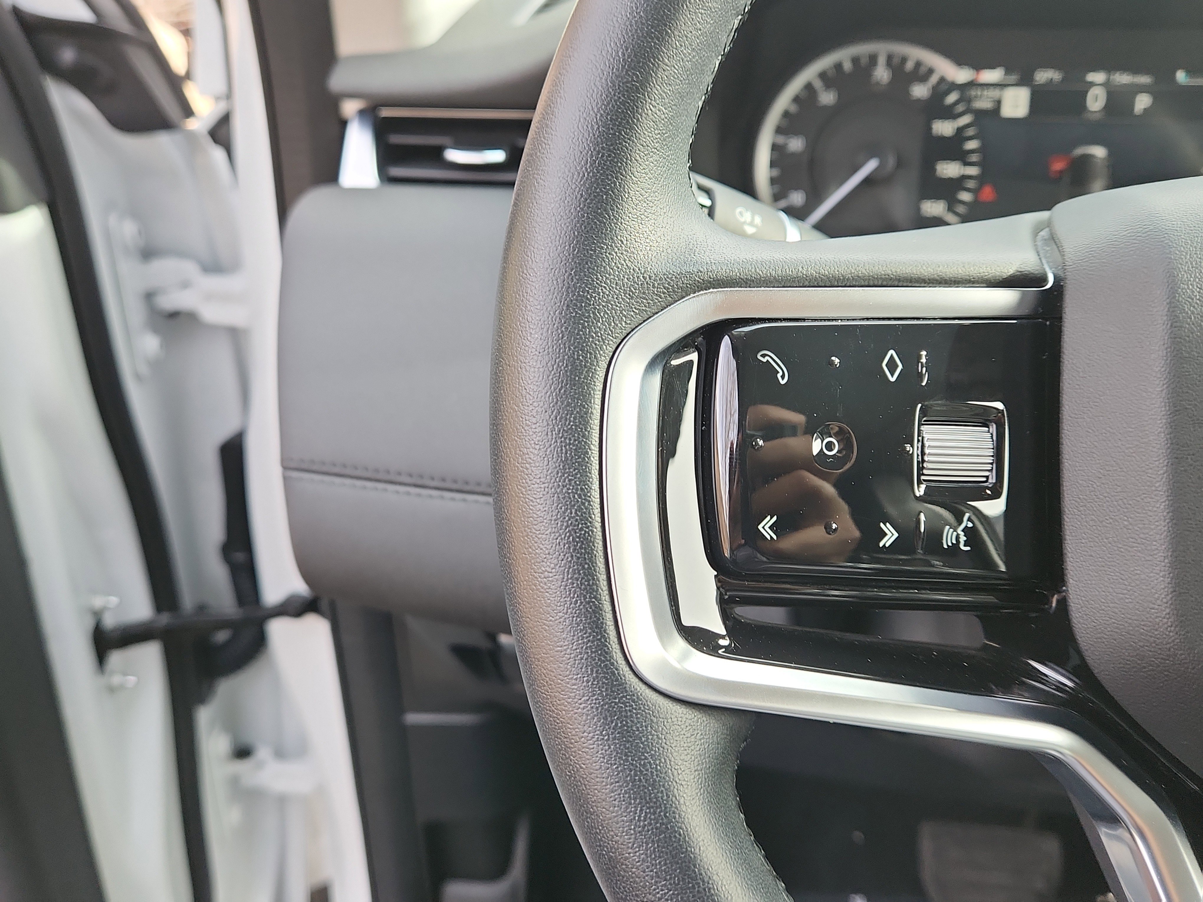 Used 2023 Land Rover Discovery Sport SE image 26