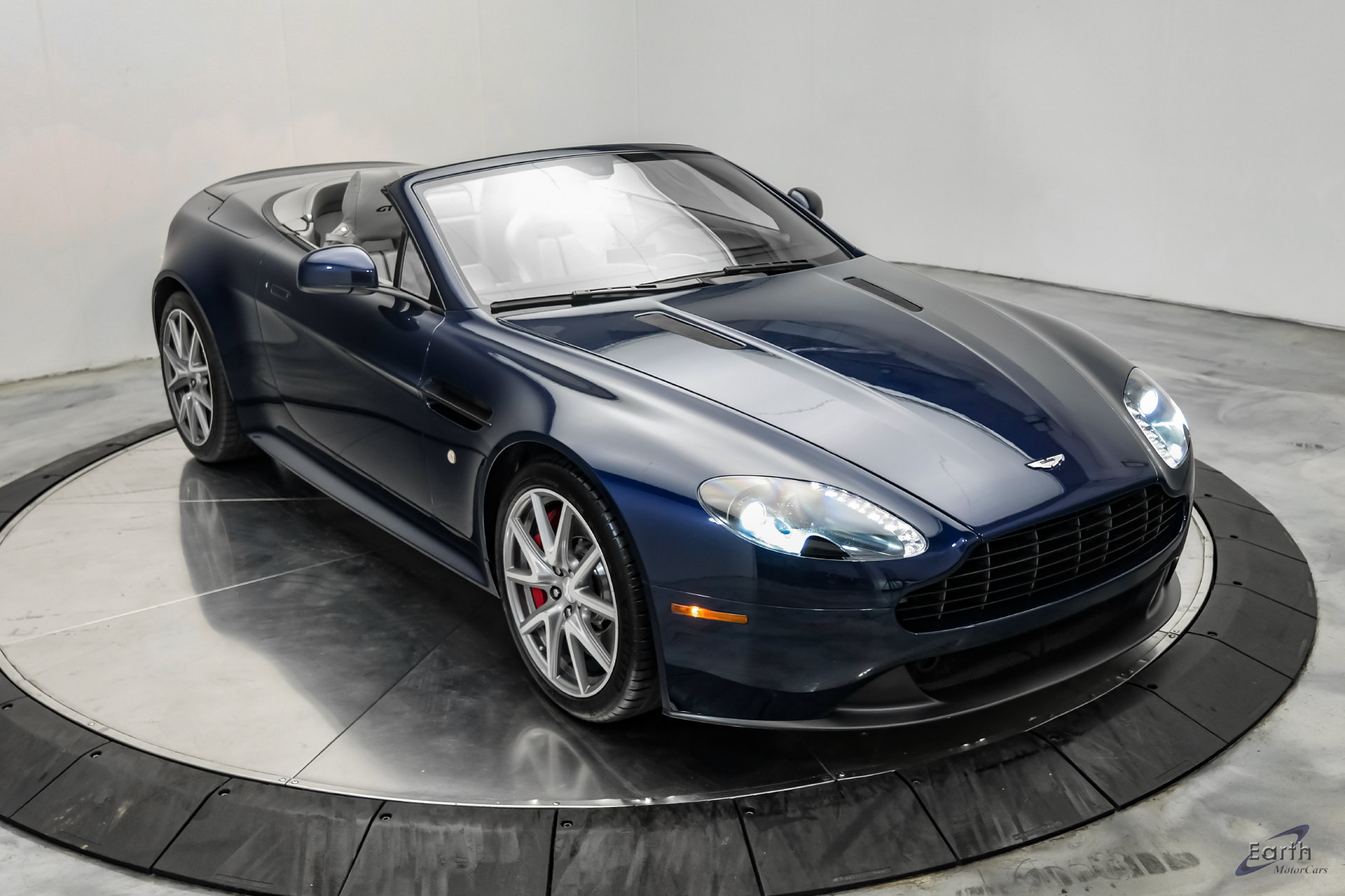 Used 2015 Aston Martin V8 Vantage GT RWD image 33