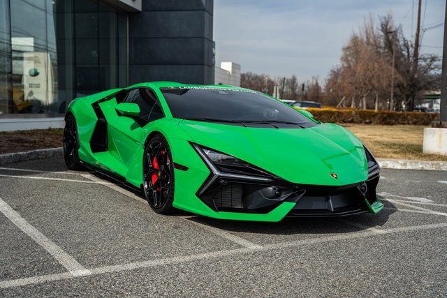 Used 2024 Lamborghini Revuelto image 4