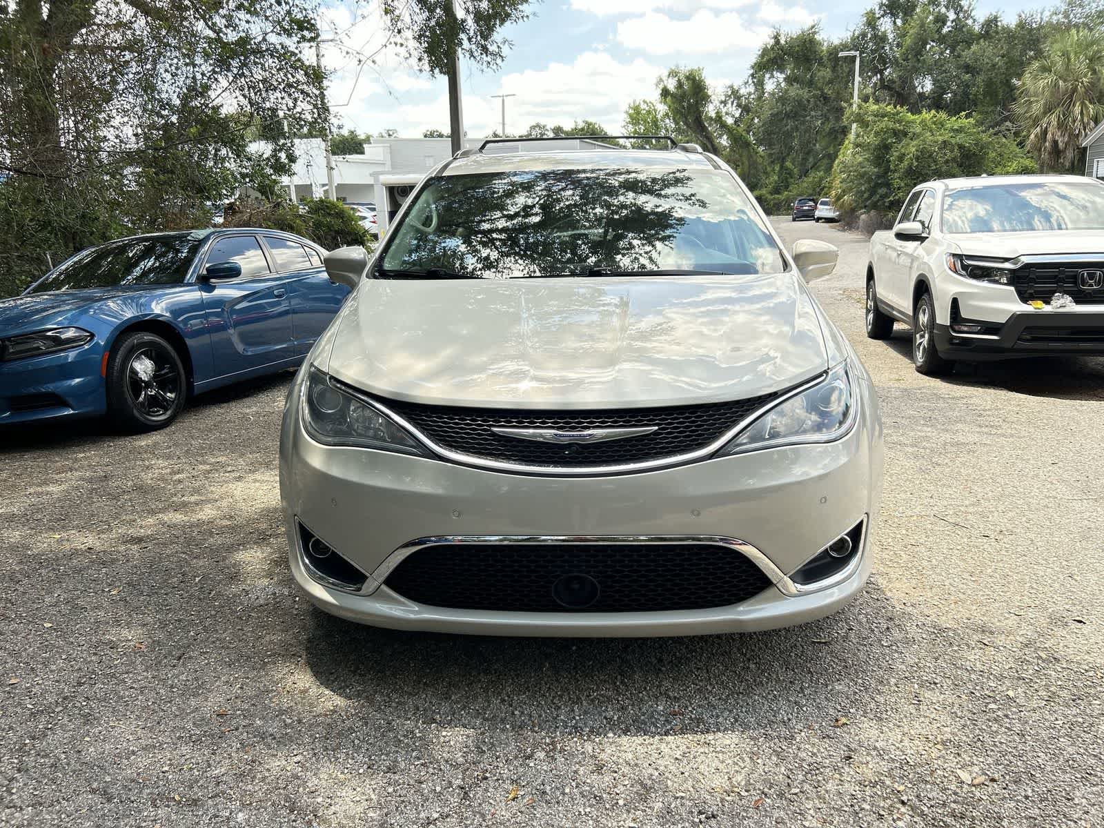 Used 2020 Chrysler Pacifica Touring-L Plus FWD image 3
