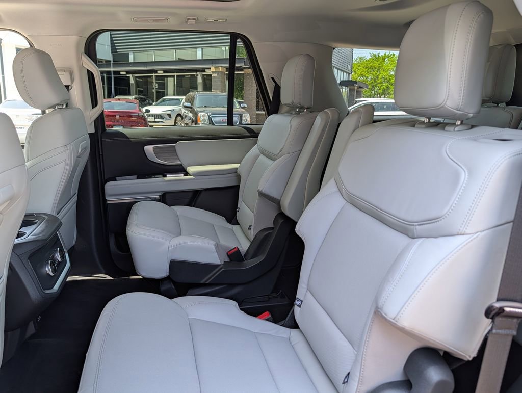 Used 2025 Ford Expedition Platinum AWD/4WD image 32