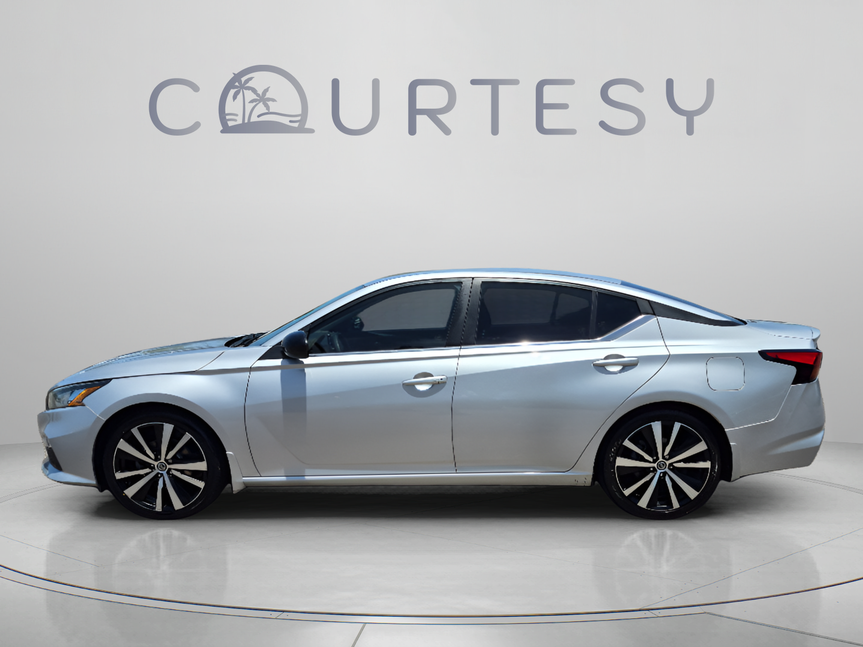 Used 2019 Nissan Altima 2.5 SR FWD image 2