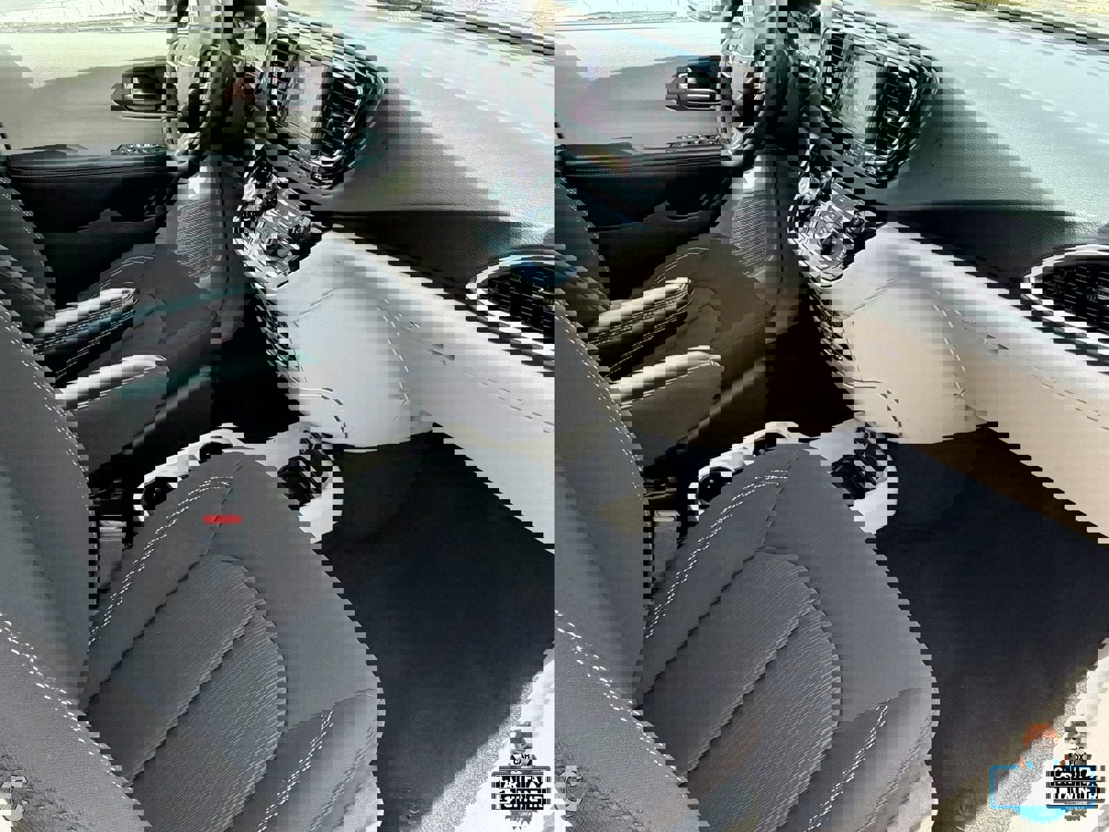 Used 2024 Chrysler Voyager LX image 27