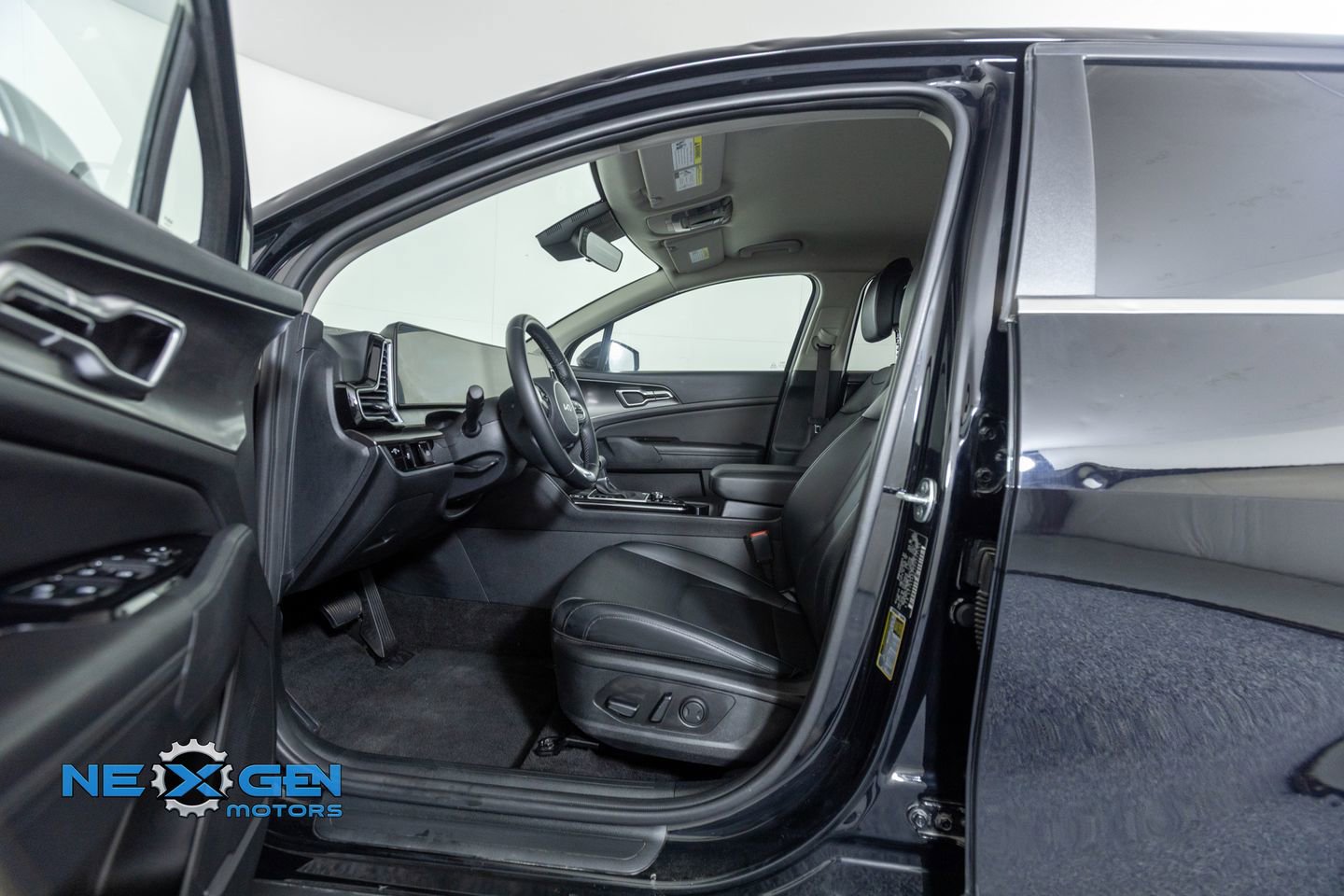 Used 2024 Kia Sportage EX image 11