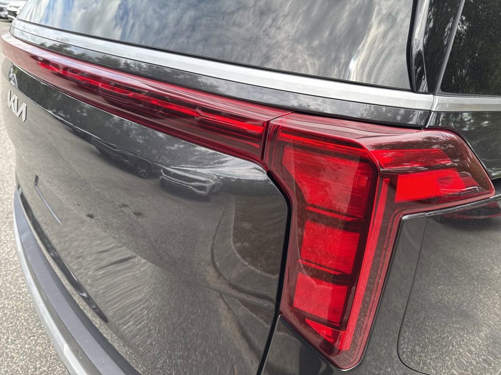 Used 2025 Kia Carnival image 9