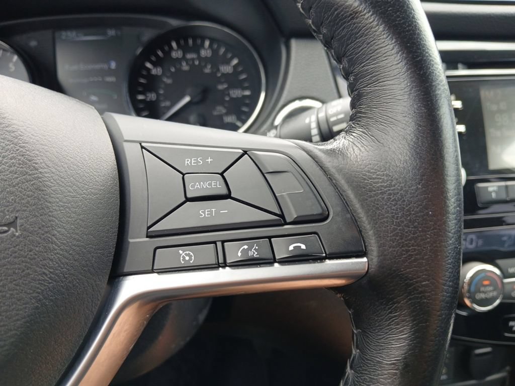 Used 2017 Nissan Rogue SV FWD image 17