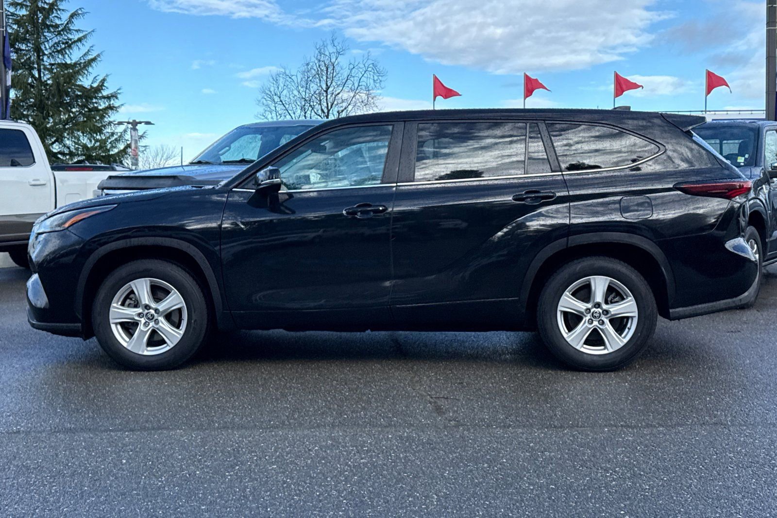 Used 2024 Toyota Highlander LE image 7