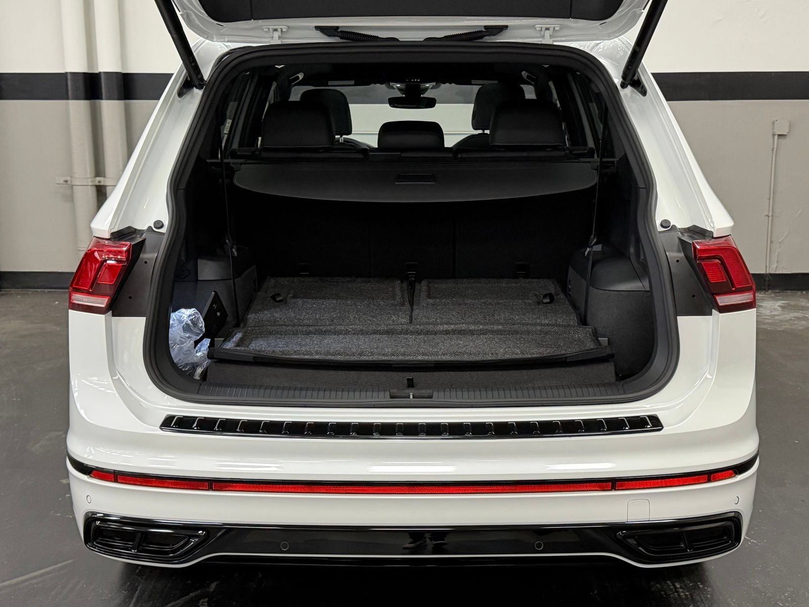 Used 2024 Volkswagen Tiguan SE R-Line FWD image 17