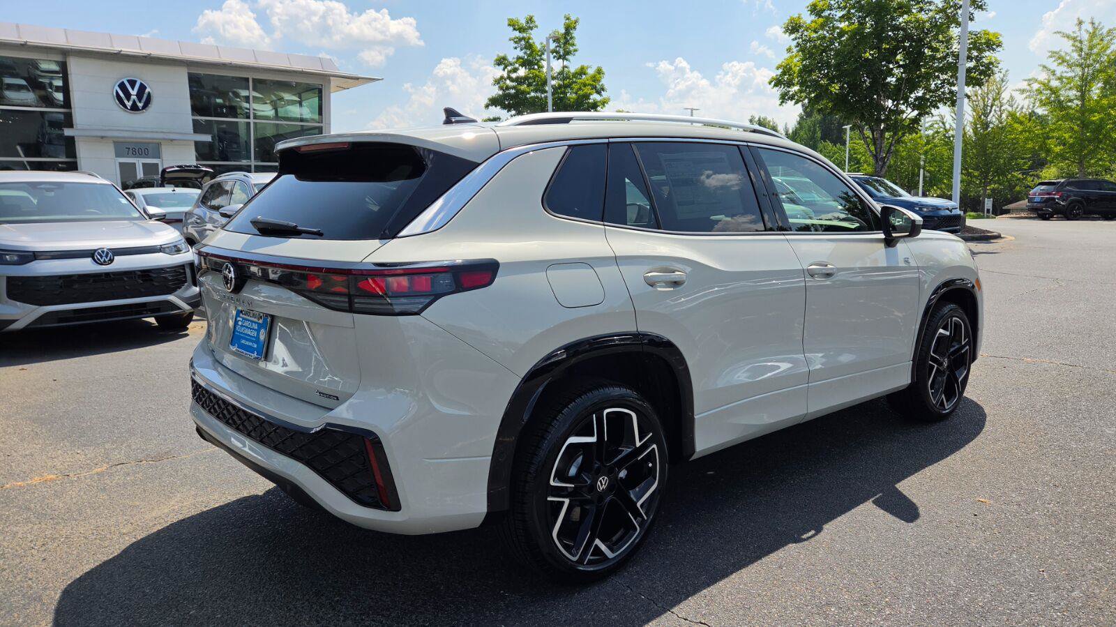New 2027 Volkswagen Tiguan SEL R-Line AWD/4WD image 5