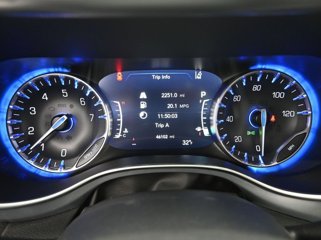 Used 2025 Chrysler Pacifica Limited image 34