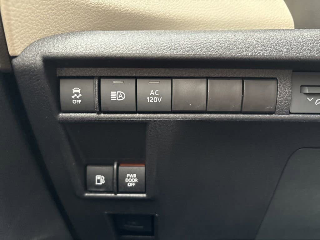 Used 2025 Toyota Sienna Limited image 30