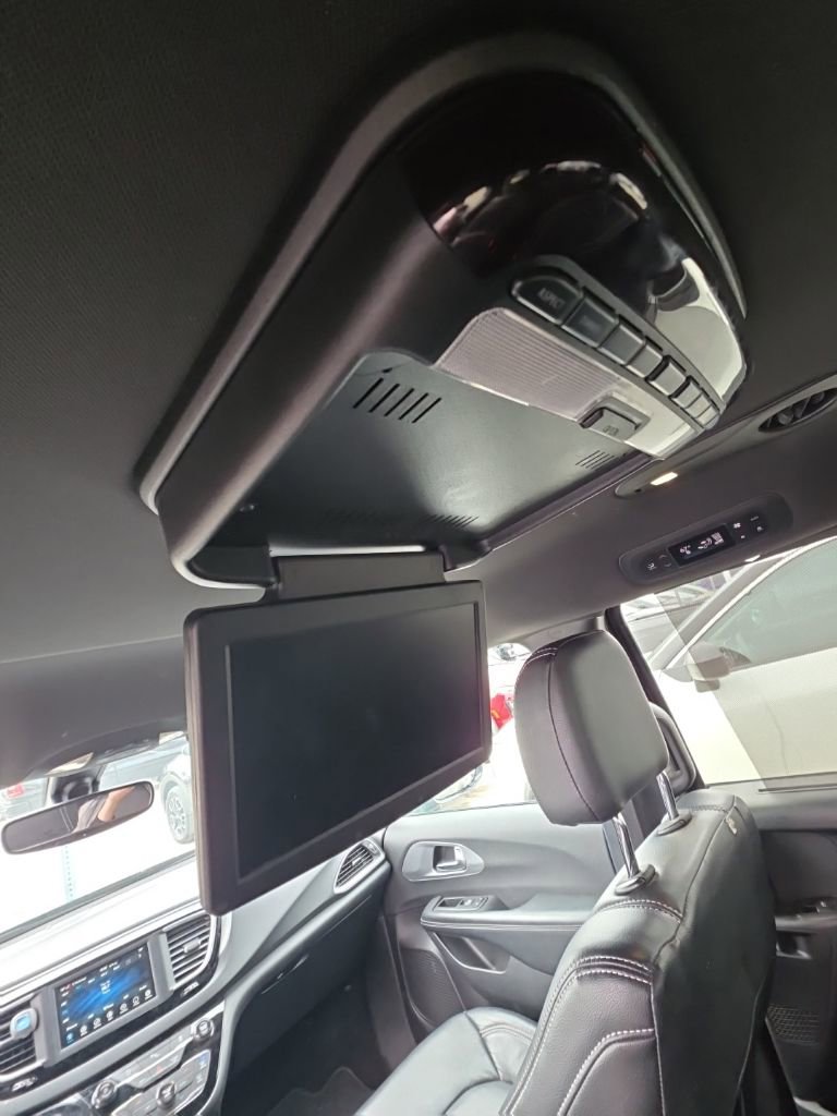 Used 2019 Chrysler Pacifica Touring Plus w/ S Appearance Package image 12