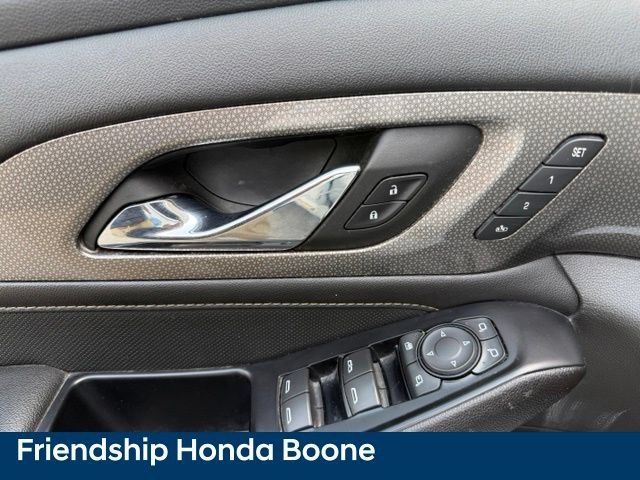Used 2023 Chevrolet Traverse Premier FWD image 14
