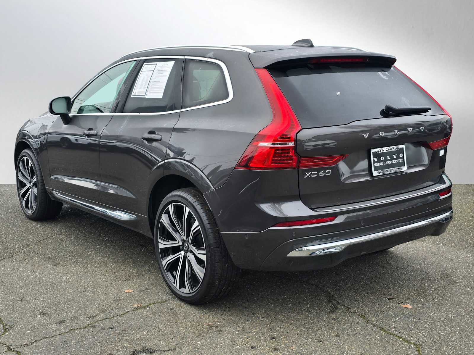 Certified 2023 Volvo XC60 T8 Ultimate w/ Climate Package image 5