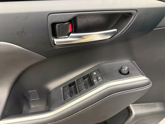 Used 2023 Toyota Highlander XLE AWD/4WD image 11