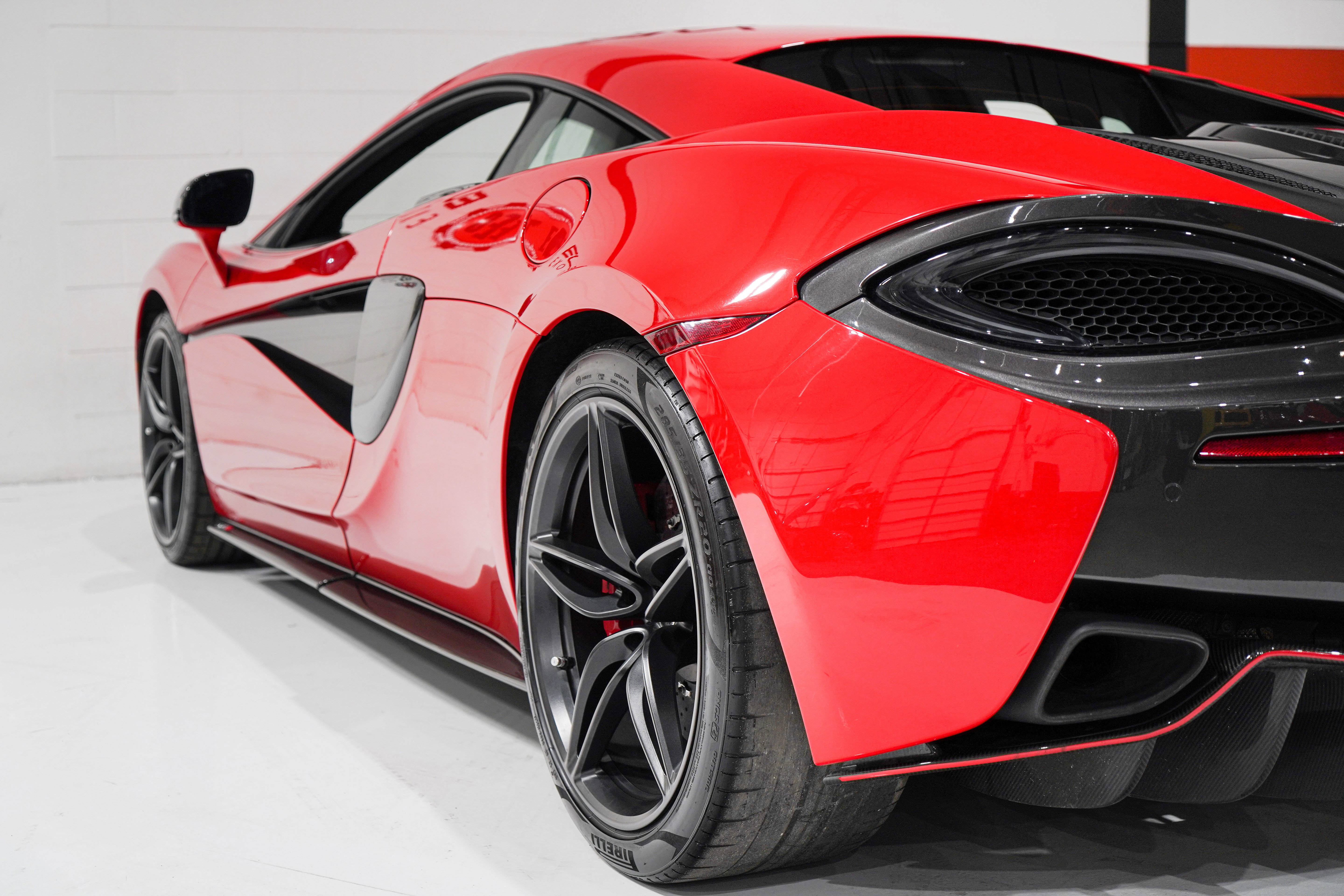 Used 2017 McLaren 570S Coupe RWD image 36