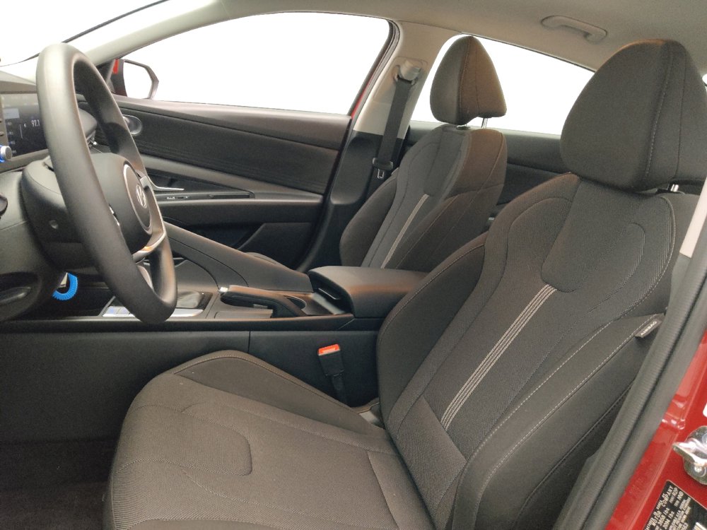 Used 2025 Hyundai Elantra SE image 17