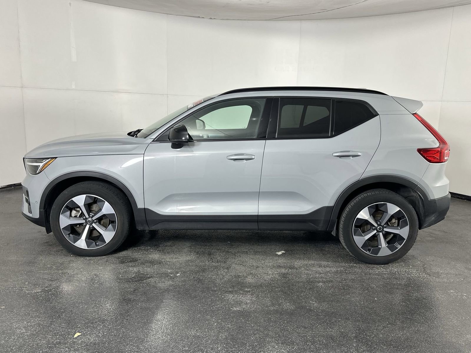 Used 2024 Volvo XC40 B5 Plus image 5