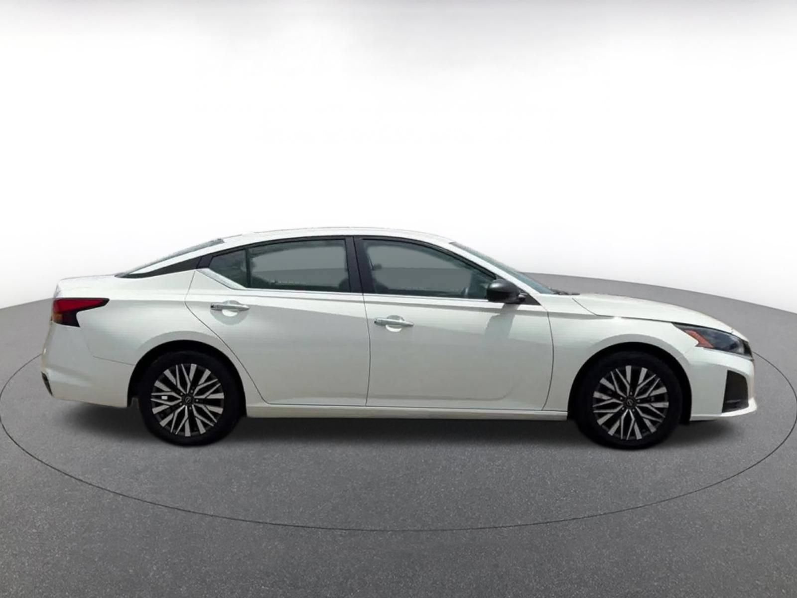 Used 2025 Nissan Altima 2.5 SV FWD image 15