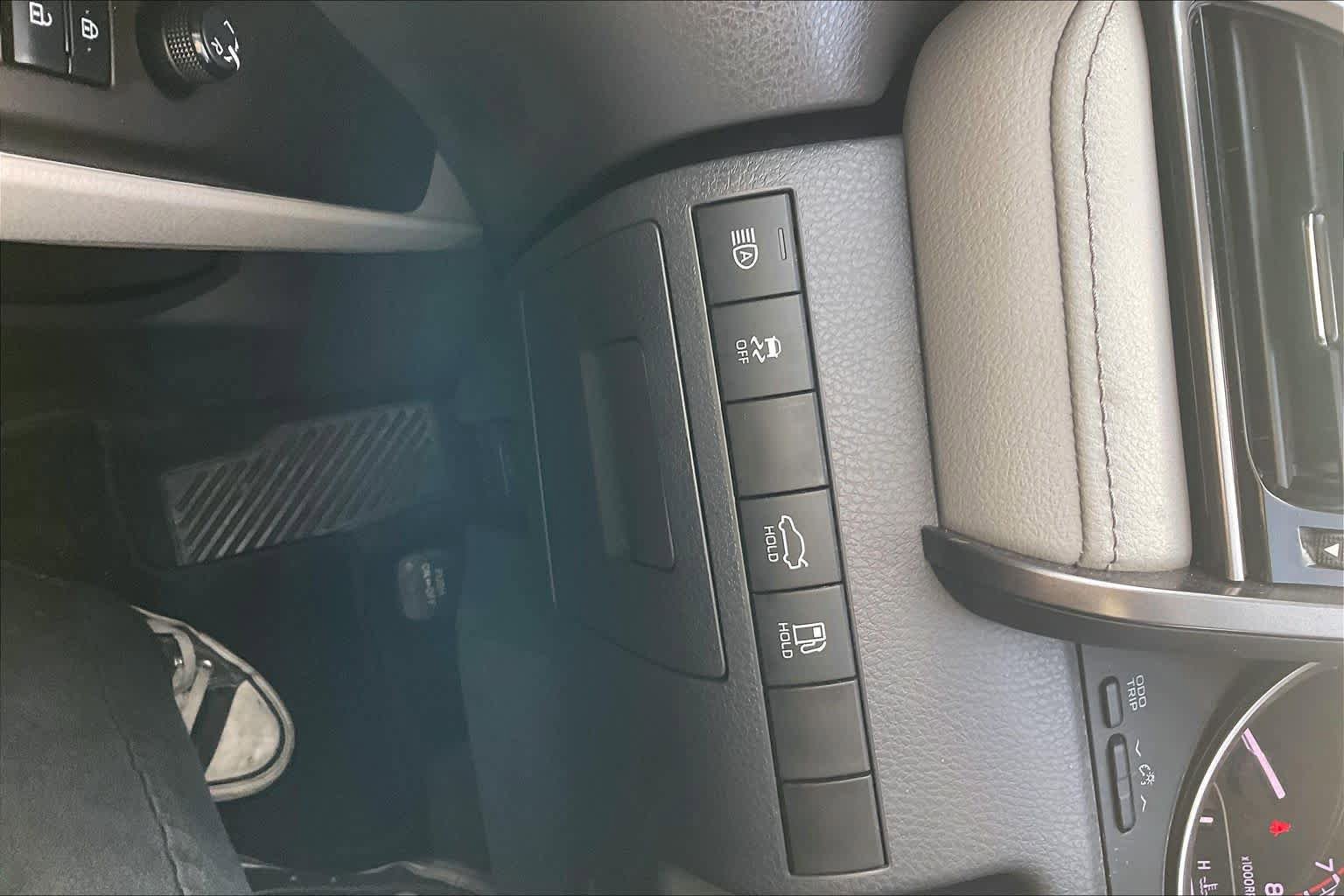 Used 2021 Toyota Camry LE w/ Carpet Mat Package (TMS) FWD image 33