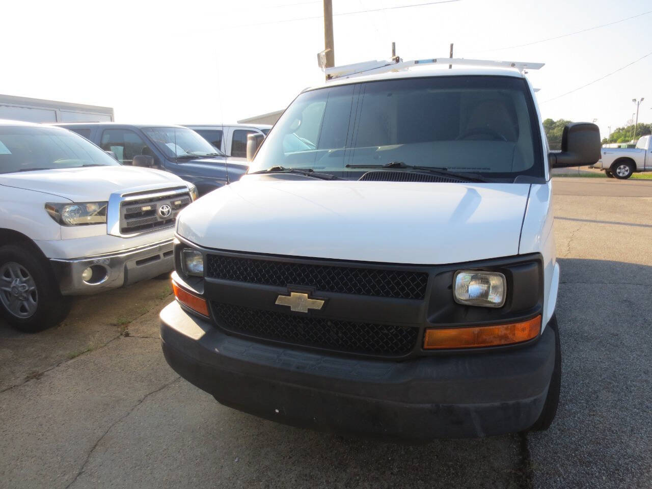 Used 2015 Chevrolet Express 2500 RWD image 3