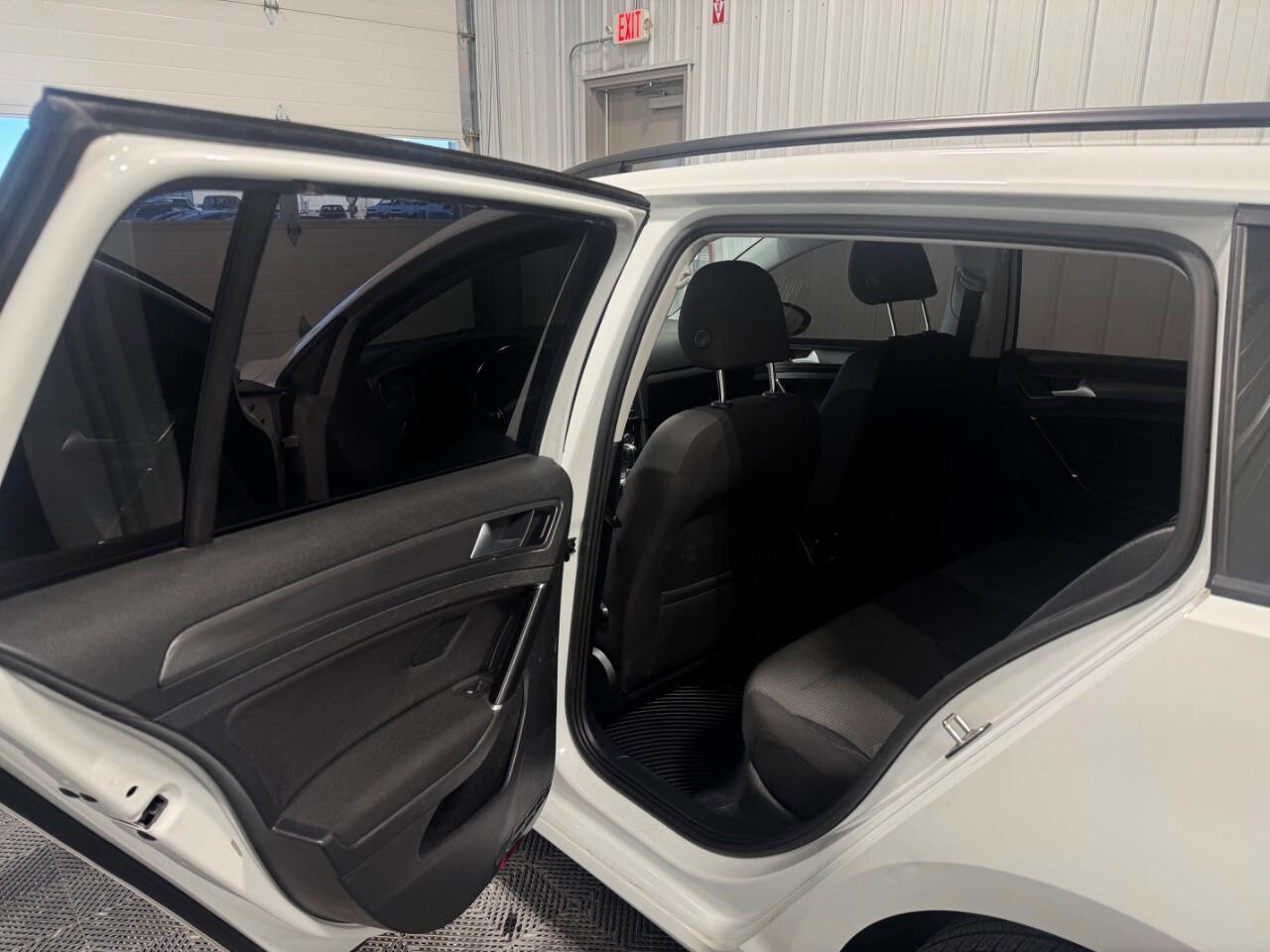 Used 2018 Volkswagen Golf S image 10