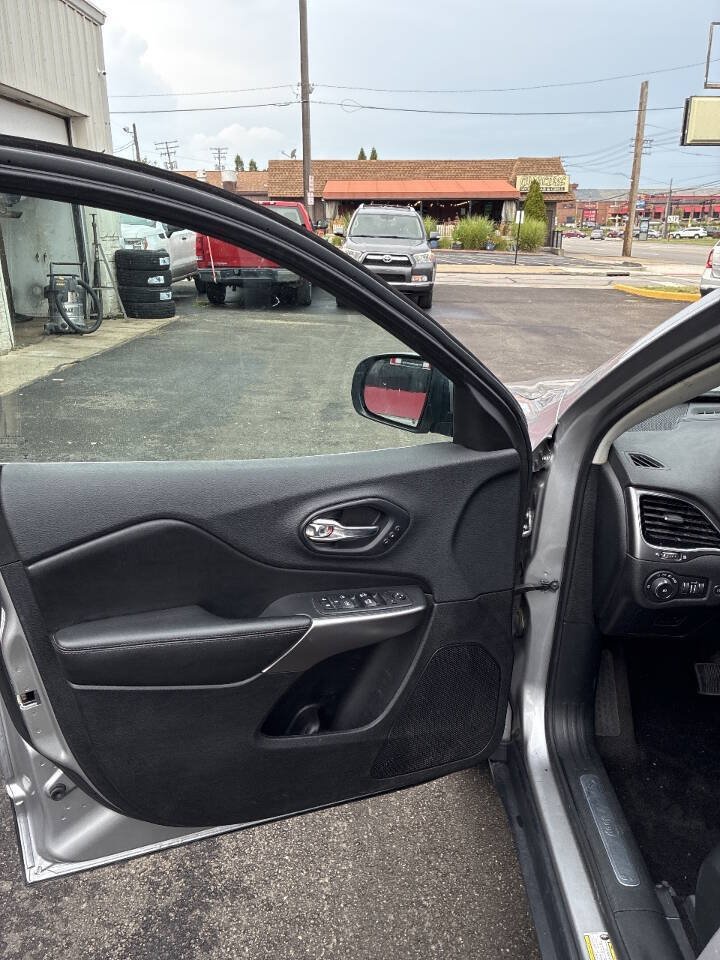 Used 2019 Jeep Cherokee Limited w/ Luxury Group FWD image 9