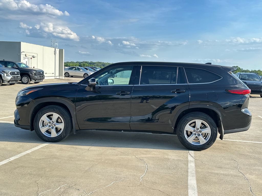 Used 2022 Toyota Highlander L AWD/4WD image 3